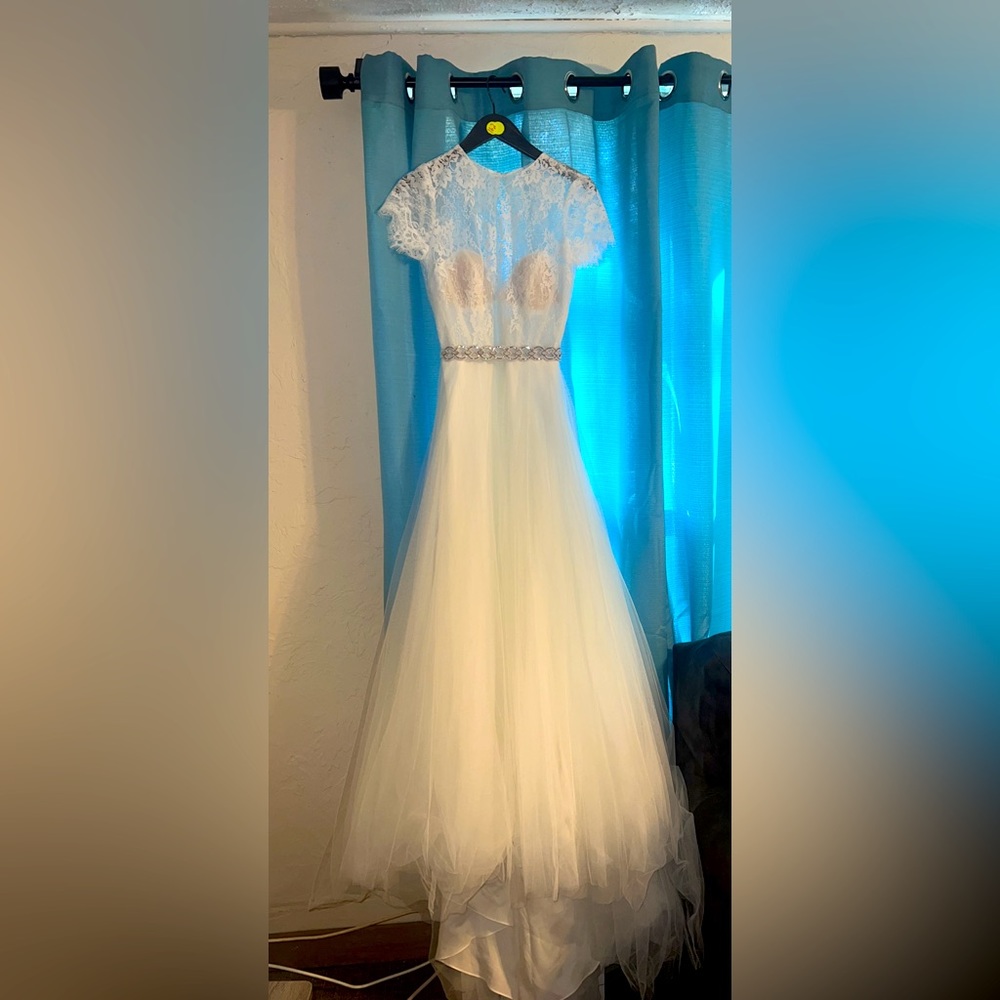 Gorgeous Vowed wedding dress with belt. - Picture 1 of 9